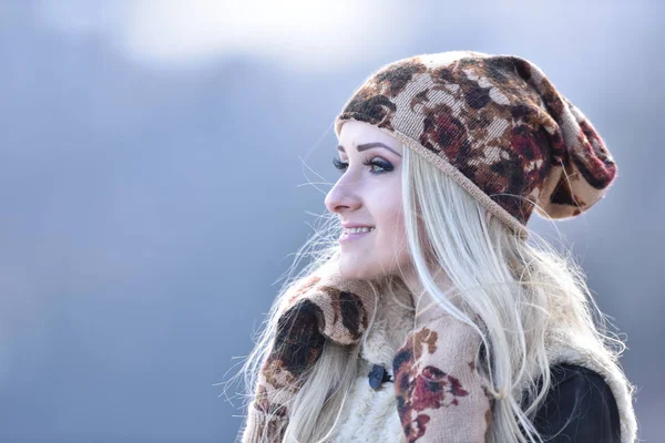 Jonge Mooie Vrouw Portret Buiten Winter — Stockfoto