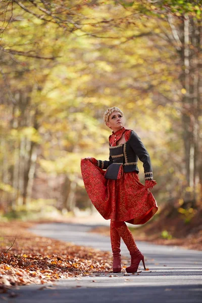 Mooie Elegante Blonde Vrouw Herfst Bos — Stockfoto