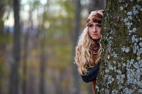Unga Vackra Kvinnan Stående Utomhus Hösten — Stockfoto