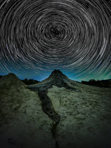 Cielo Nocturno Con Estelas Sobre Volcanes Fangosos Condado Buzau Rumania — Foto de Stock