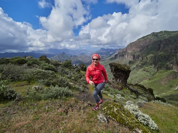 Junge Touristin Steht Rande Der Klippe Und Bewundert Landschaft Gran — Stockfoto