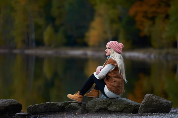 Jeune Jolie Femme Plein Air Automne Assis Bord Lac — Photo