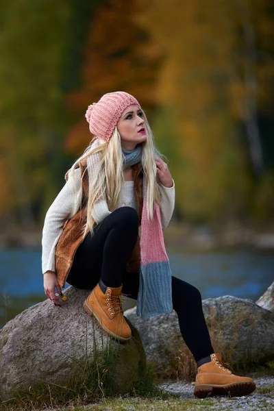 Joven Bonita Mujer Aire Libre Otoño Sentado Junto Lago —  Fotos de Stock