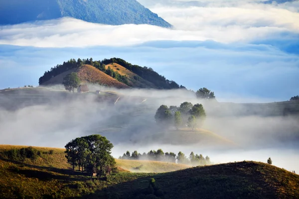 Paisaje Montaña Con Niebla Otoño Mañana —  Fotos de Stock