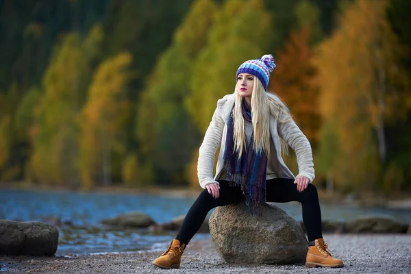 Jovem Mulher Bonita Livre Outono Sentado Junto Lago — Fotografia de Stock