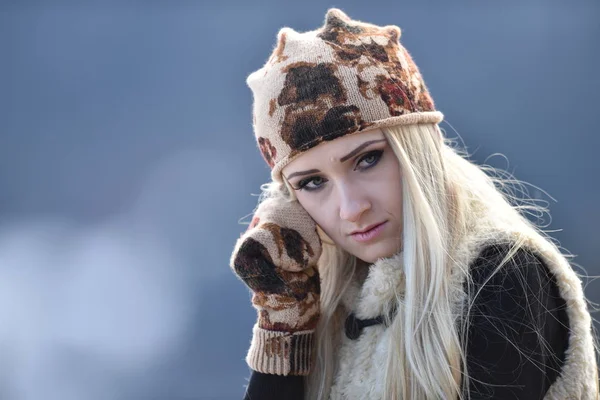 Jonge Mooie Vrouw Portret Buiten Winter — Stockfoto