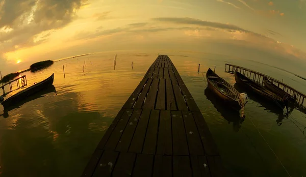 Schöner Sonnenuntergang Über Dem Wasser Und Silhouette Des Fischerbootes — Stockfoto