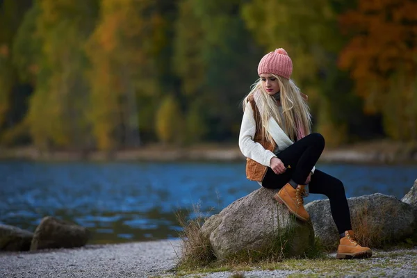 Jovem Mulher Bonita Livre Outono Sentado Junto Lago — Fotografia de Stock