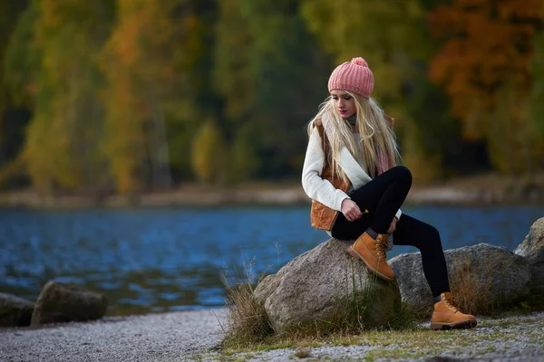genç güzel kadın açık göl kenarında oturan Güz