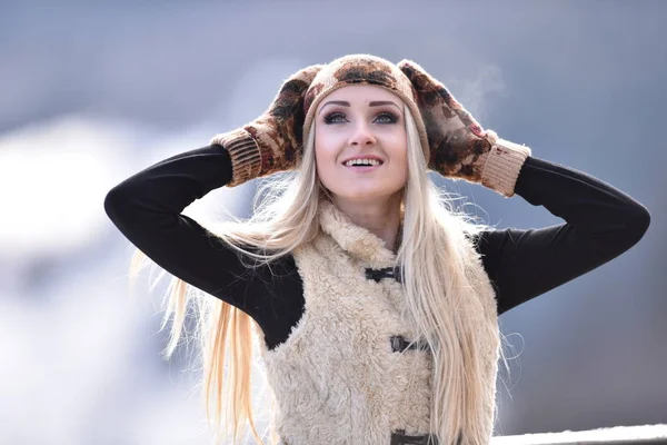 Jonge Mooie Vrouw Portret Buiten Winter — Stockfoto