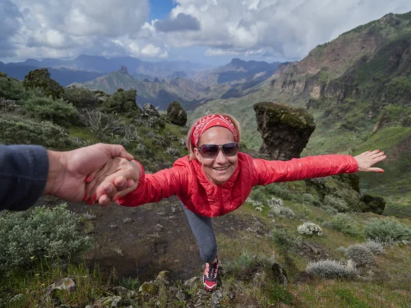 Ung Kvinna Turist Alpina Zonen Sommaren Man Hjälper Henne Att — Stockfoto