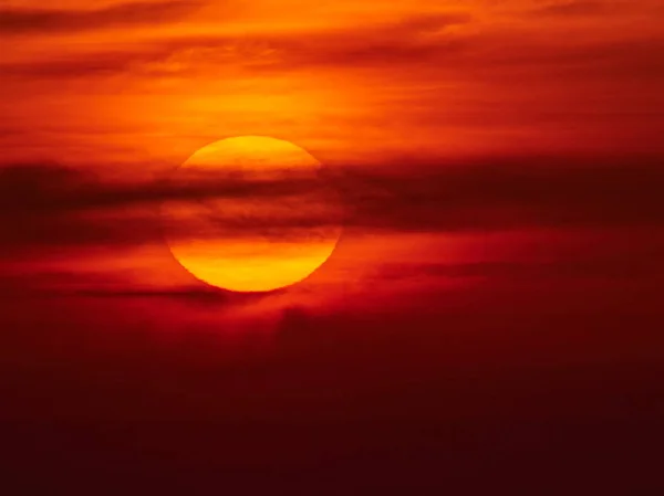 Velký Krásný Západ Slunce Sun Dobrý Večer Počasí Obloha Odstíny — Stock fotografie