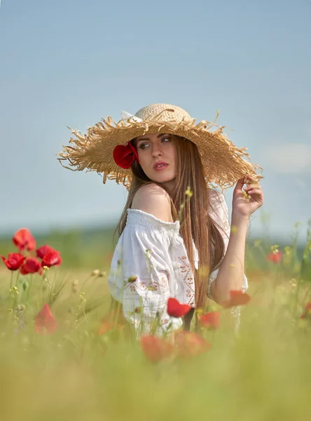 Junge Schöne Frau Auf Einem Getreidefeld Mit Mohn Einem Sonnigen — Stockfoto