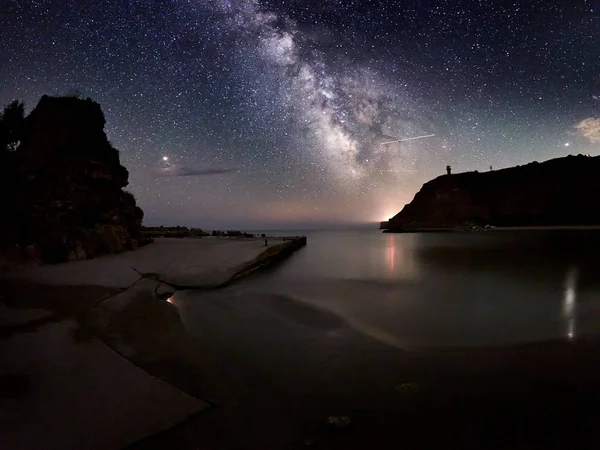 Ohromující Obraz Živé Mléčné Dráhy Nad Skalnatými Útesy Moře Noční — Stock fotografie