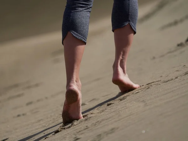 Piedi Nudi Giovane Donna Che Jogging Cammina Sulla Spiaggia All — Foto Stock