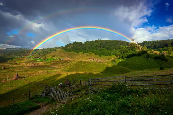 Doppelter Regenbogen Über Den Bergen — Stockfoto