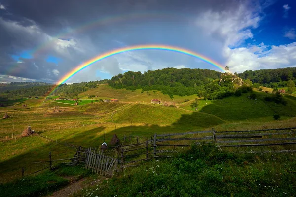 Dubbel Regnbåge Över Bergen — Stockfoto