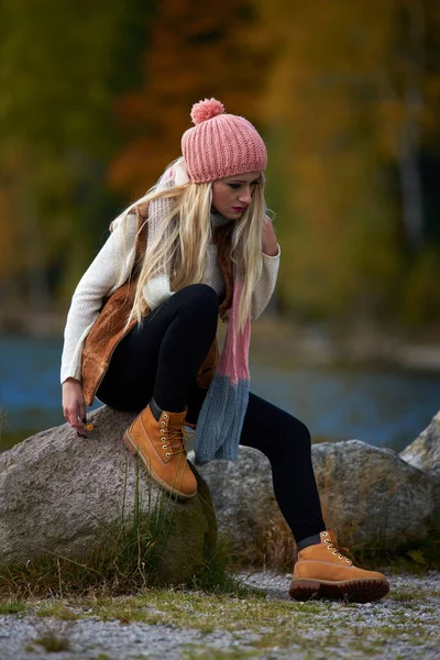 Νεαρή Όμορφη Γυναίκα Εξωτερική Φθινόπωρο Κάθεται Δίπλα Στη Λίμνη — Φωτογραφία Αρχείου