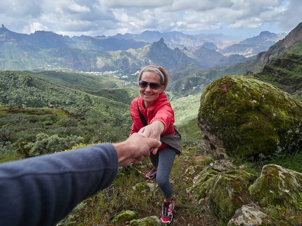 Joven Turista Zona Alpina Verano Hombre Ayudándola Escalar — Foto de Stock