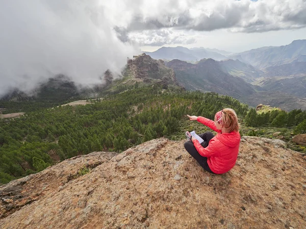 Joven Turista Sentada Mapa Consultoría Acantilados Gran Canaria España — Foto de Stock