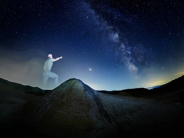 Hombre Pie Sobre Volcanes Fangosos Bajo Impresionante Cielo Nocturno Condado Imagen de archivo