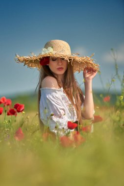 tahıl alanda haşhaş yaz güneşli gün ile genç güzel kadın