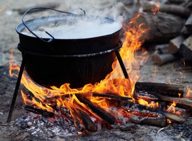Camp - ateşte büyük tencerede kaynar sıcak yemek yiyecek hazırlama