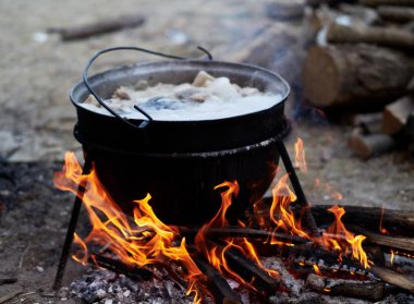 Camp - ateşte büyük tencerede kaynar sıcak yemek yiyecek hazırlama