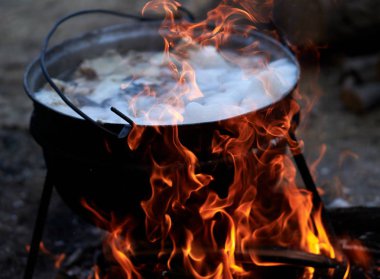 Camp - ateşte büyük tencerede kaynar sıcak yemek yiyecek hazırlama