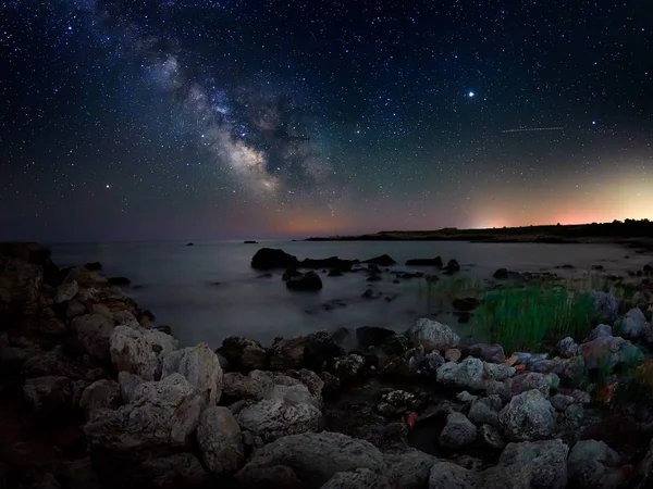 Ohromující Obraz Živé Mléčné Dráhy Nad Skalnatými Útesy Moře Noční — Stock fotografie