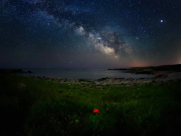 Ohromující Obraz Živé Mléčné Dráhy Nad Skalnatými Útesy Moře Noční — Stock fotografie