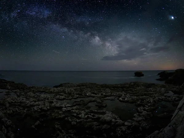 Prachtige Levendige Melkweg Beeld Rotswanden Zee Nacht Landschap — Stockfoto