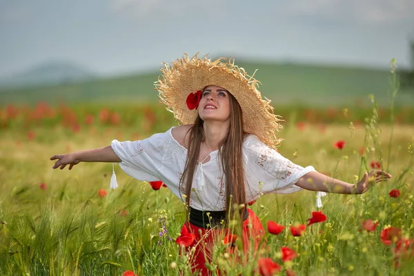 Joven Hermosa Mujer Campo Cereales Con Amapolas Verano Día Soleado —  Fotos de Stock