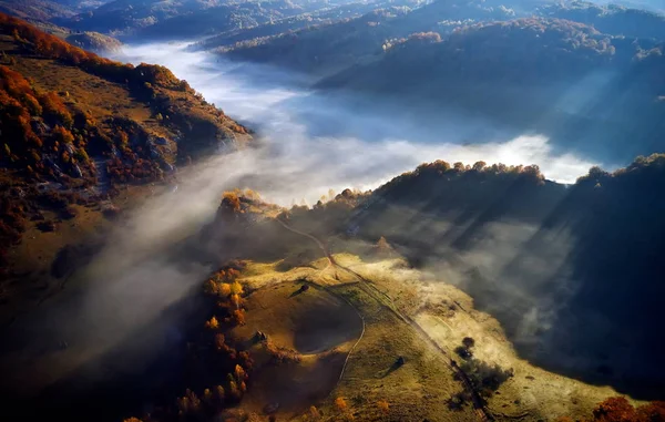Dağ Manzarası Ile Sonbahar Sabahı Sis Gündoğumu Fundatura Ponorului Romanya — Stok fotoğraf