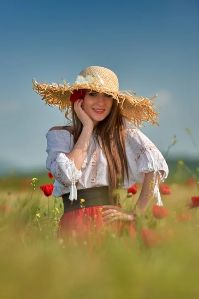 Tahıl Alanda Haşhaş Yaz Güneşli Gün Ile Genç Güzel Kadın — Stok fotoğraf