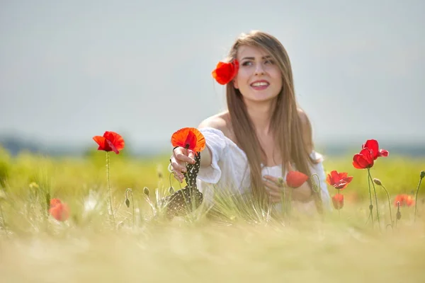 Joven Hermosa Mujer Campo Cereales Con Amapolas Verano Día Soleado —  Fotos de Stock