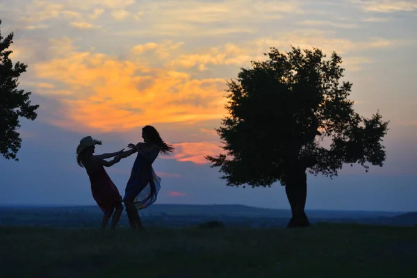 Ung Glad Kvinna Fältet Sommar Solnedgång — Stockfoto