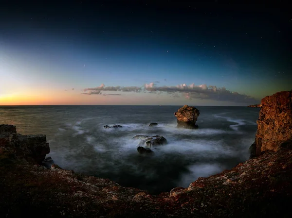 Потрясающее Яркое Ночное Небо Над Скалистыми Скалами Морем Ночной Пейзаж — стоковое фото