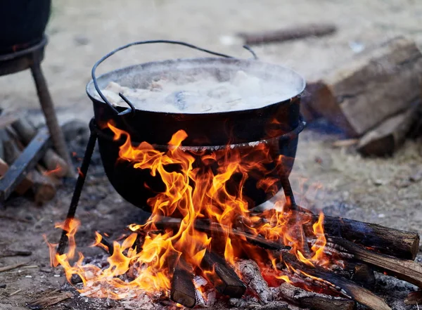 Camp Ateşte Büyük Tencerede Kaynar Sıcak Yemek Yiyecek Hazırlama — Stok fotoğraf