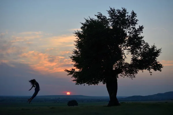 Joven Feliz Mujer Campo Verano Puesta Sol — Foto de Stock