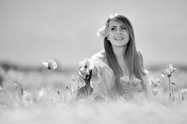 Mladá Krásná Žena Obilné Pole Máky Létě Černý Bílý Obraz — Stock fotografie