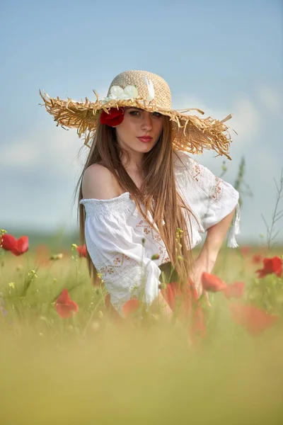 年轻美丽的女人在麦片领域与罂粟在夏天阳光明媚的日子 — 图库照片