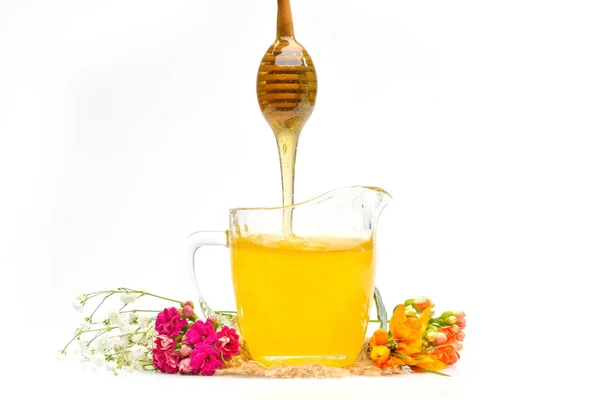 Miel Doré Dans Verre Fleurs Colorées Sur Fond Blanc — Photo