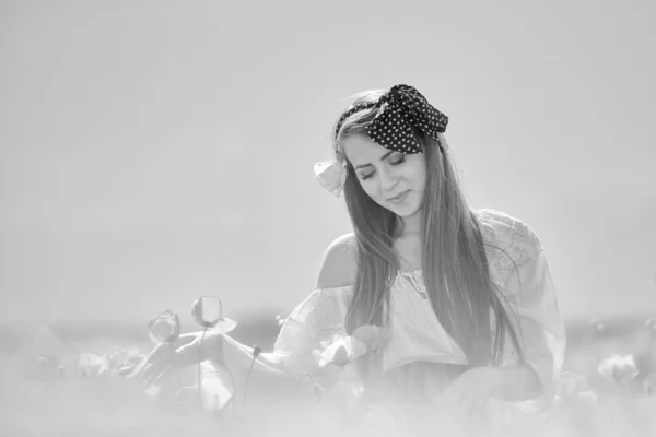 Joven Hermosa Mujer Campo Cereales Con Amapolas Verano Imagen Blanco —  Fotos de Stock