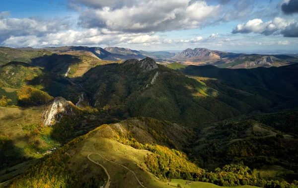 山の風景 ルーマニアのカルパティア山脈 崖や高い山の峰 緑豊かな山の谷 風光明媚な風景 ルーマニア アクティブなレクリエーションやハイキングのための場所 — ストック写真