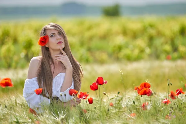 Tahıl Alanda Haşhaş Yaz Güneşli Gün Ile Genç Güzel Kadın — Stok fotoğraf