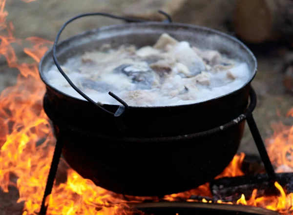 Preparare Cibo Sul Campo Cibo Caldo Che Bolle Nella Grande — Foto Stock