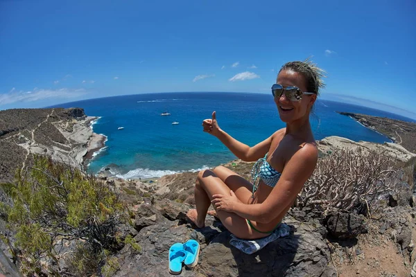 Mujer Joven Sentada Costa Mediterránea Verano Día Soleado —  Fotos de Stock