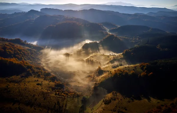 Dağ Manzarası Ile Sonbahar Sabahı Sis Gündoğumu Fundatura Ponorului Romanya — Stok fotoğraf