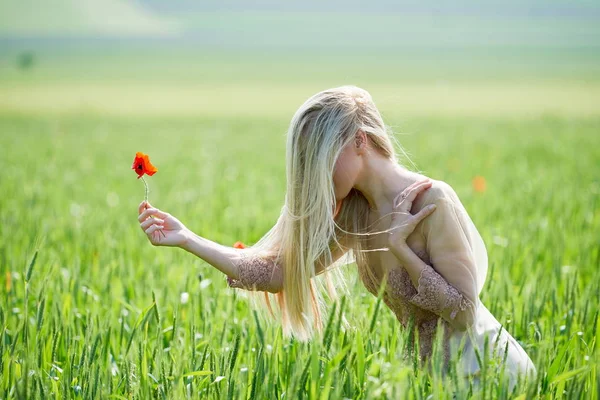 Krásná Dívka Zelené Pole Máky Jaře — Stock fotografie